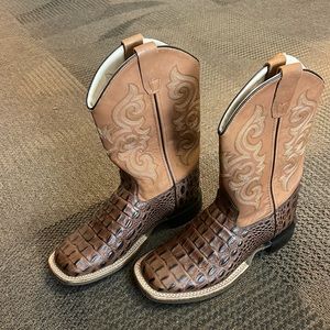 SOLD: Brown cowgirl boots, aligator skin mimic, embroidered
